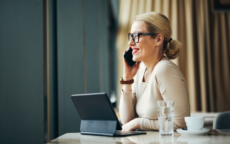 women-on-phone-800x500